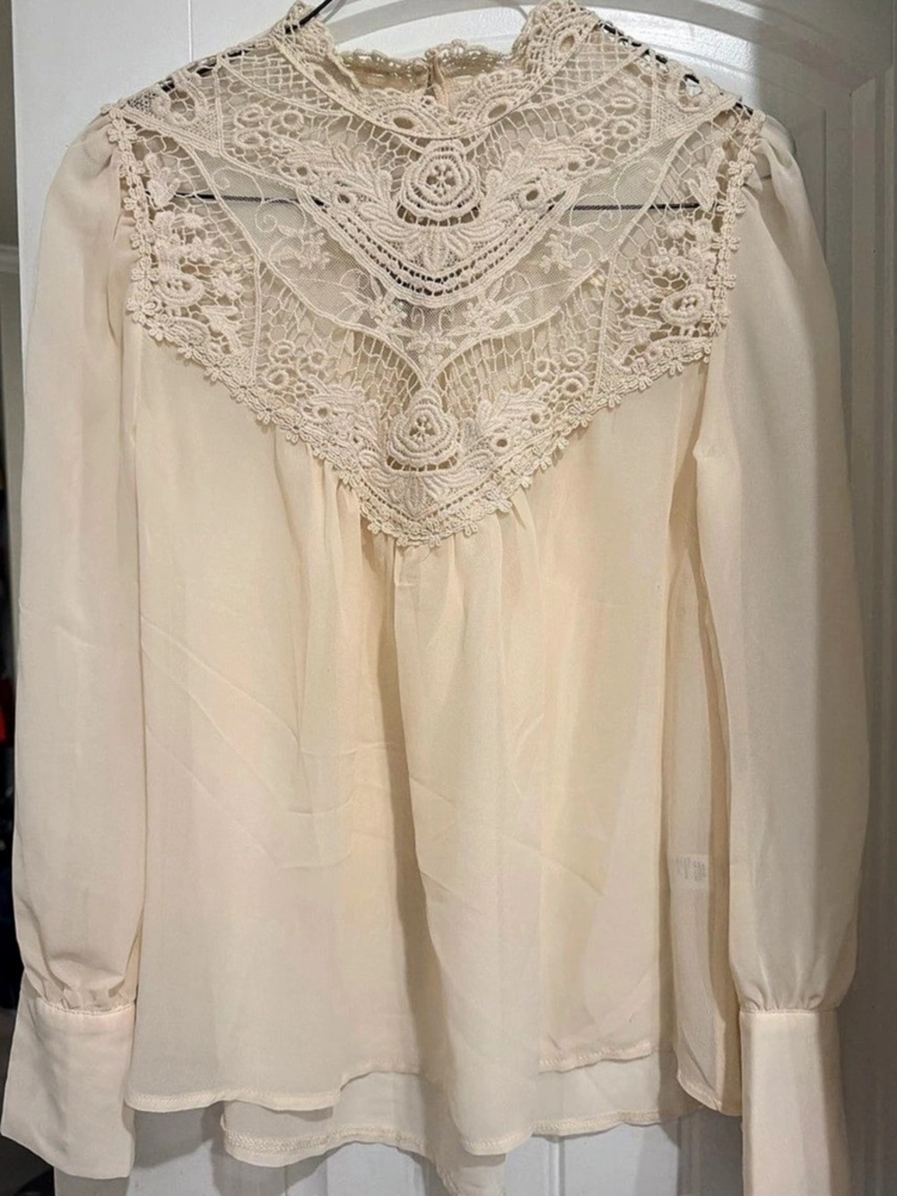 Haute Monde Lace Yoke Blouse in Cream Size Small Like New